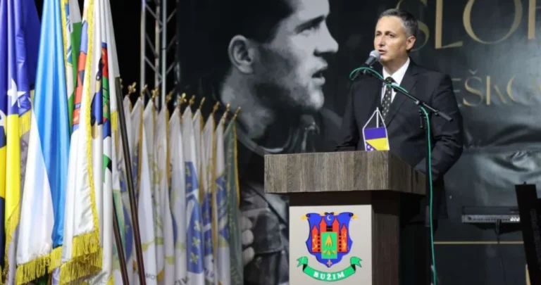 Bećirović uputio jasnu poruku Vučiću: Više od 1.000 godina ne klečimo i nikada nećemo