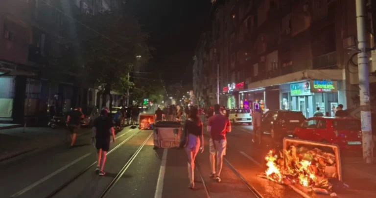 Treća noć haosa u Srbiji: Stotine intervencija Hitne pomoći, Beograd epicentar žestokih sukoba