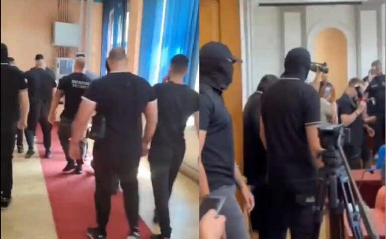 Nevjerovatne scene u Skupštini Zaječara: Nabildani muškarci s fantomkama upali u salu tokom sjednice