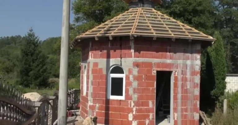 Bol pretvorili u molitvu: Agići iz Sanskog Mosta nakon gubitka sina podižu džamiju u svom dvorištu