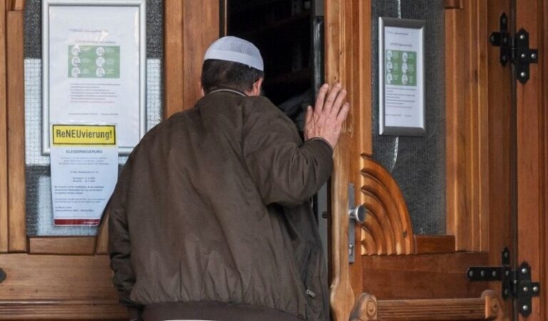 Skandal u Beču: Džemat trošio sergiju na eskort i razvrat