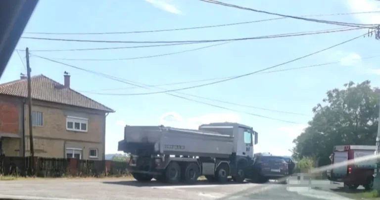 Nova tragedija na bh. putu: U sudaru automobila i kamiona poginule dvije osobe