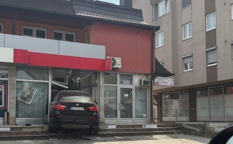 Nesvakidašnja nesreća u Tesliću: BMW-om uletio u banku