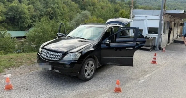 (FOTO) Veliki “ulov” na granici BiH: Ispod sjedišta i u podu Mercedesa prevozio gomilu droge
