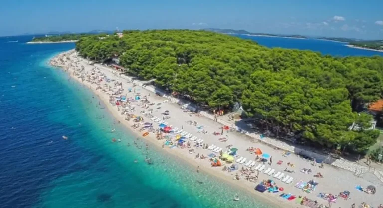 Na popularnoj plaži u Hrvatskoj otkriveno fekalno zagađenje: Zabrana kupanja do daljnjeg