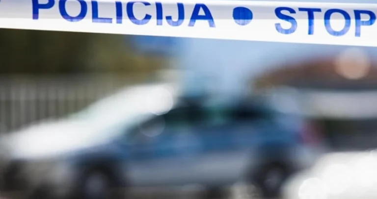 Stravična nesreća na putu u BiH: Poginuo vozač Mercedesa, vozilo potpuno uništeno