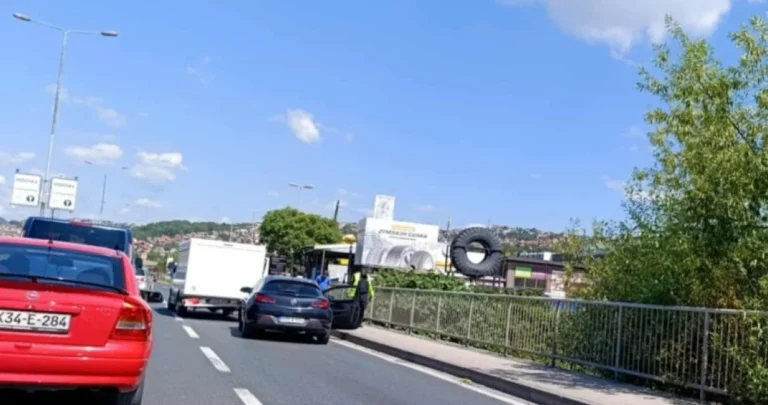 (FOTO) Udes u Sarajevu: Sudarili se kamion i automobil, evo šta kažu iz policije