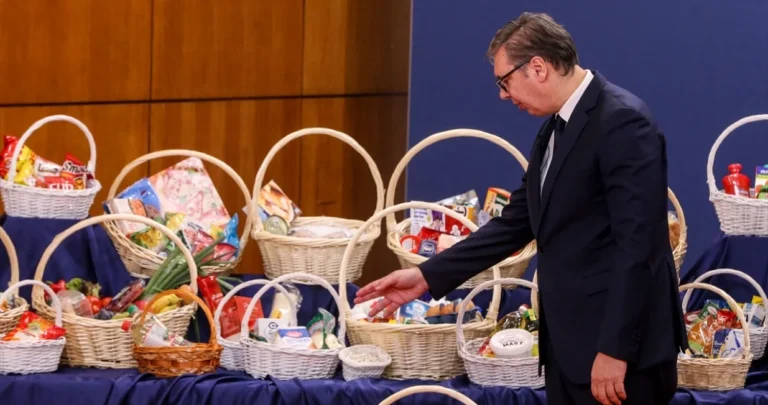 (VIDEO) “Jel ovo TV shop?” Vučić ponovo piše po tabli, tu je i hrana – a raja ga ismijava