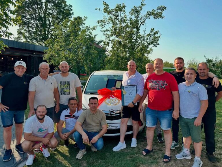 Bh. kompanija radniku za 20 godina lojalnosti poklonila automobil