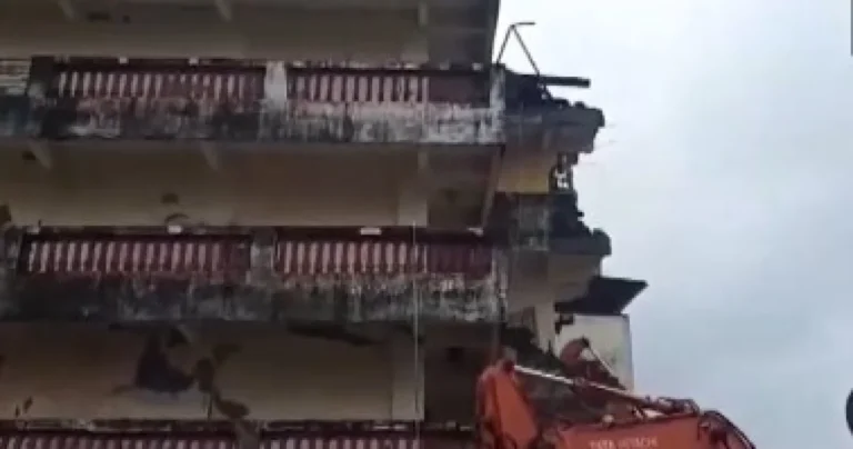 (VIDEO) Tragedija u Indiji: Najmanje 15 ljudi poginulo u urušavanju zgrade