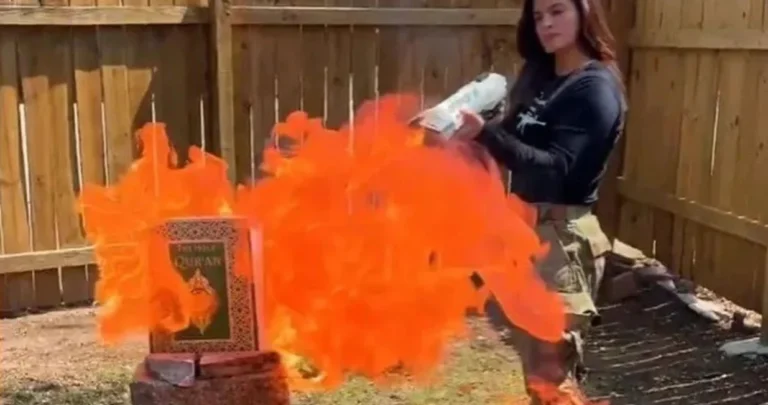 (VIDEO) Žena spalila Kur’an: “Moramo jednom zauvijek zaustaviti islam u SAD-u”