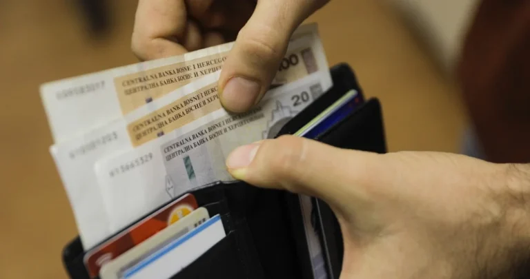 Vozač Mercedesa uhapšen na bh. putu: Policajcima nudio mito, novčanicu ostavio u službenom vozilu