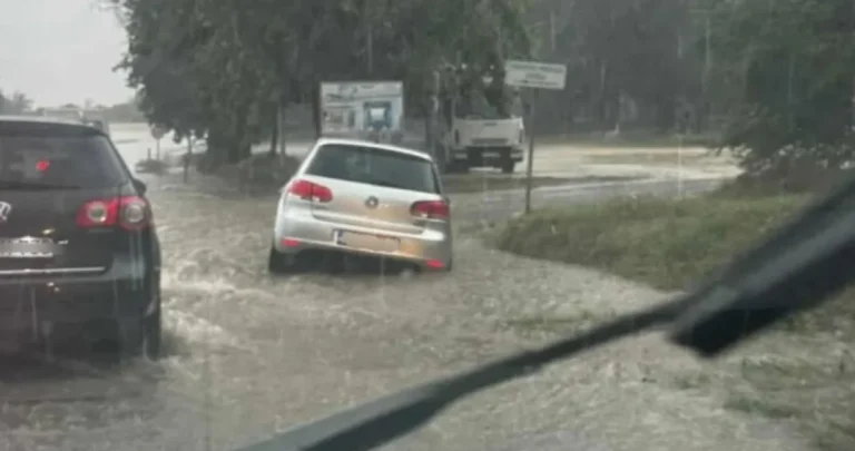 Haos na bh. saobraćajnicama: Voda na cestama, automobil završio u kanalu