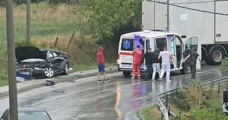 (FOTO) Teška nesreća na bh. putu: Sudar dva auta i kamiona, intervenisala Hitna pomoć