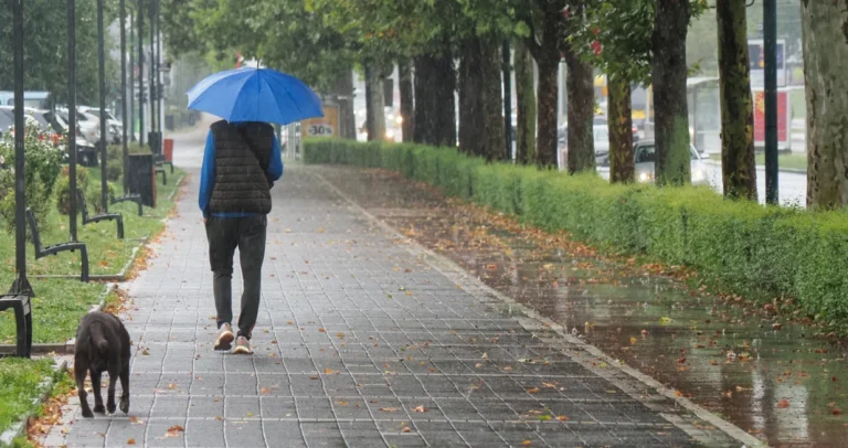 (FOTO) Padavine i pad temperatura širom BiH – U Sarajevu kiša, jakne i jesenji ugođaj