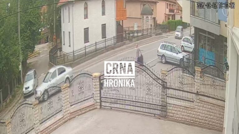 Kamere snimile nesreću u Gradačcu: Motociklista (26) udario pješaka i povrijedio ga