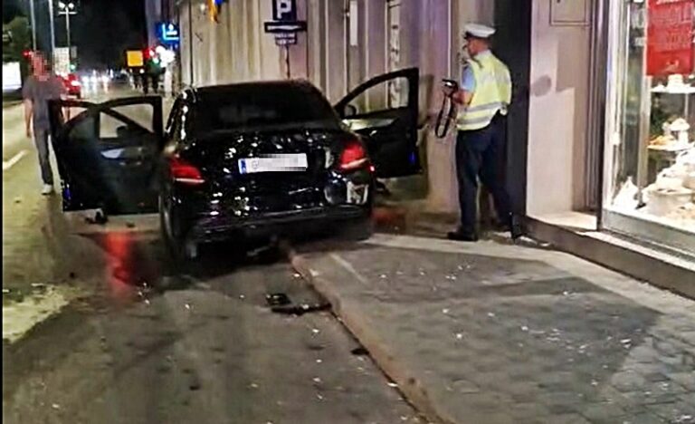 Pogledajte kako je muškarac Mercedesom udario u ćevabdžinicu u Bijeljini
