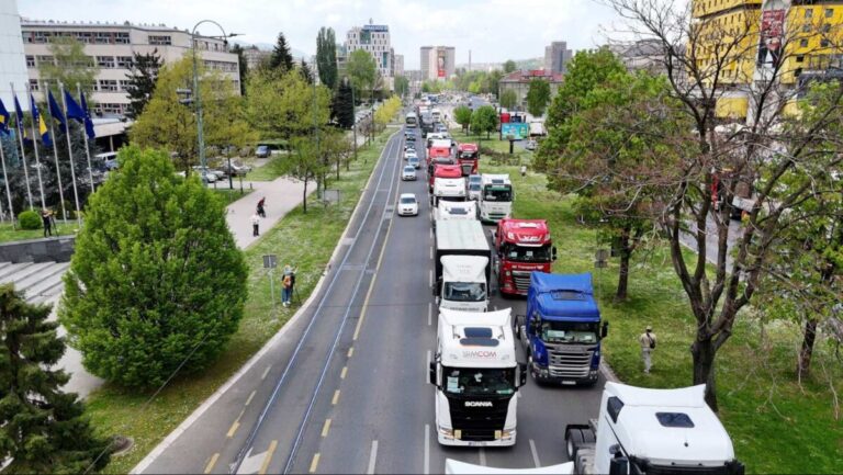 Kamionska blokada kao očajnički čin: Hiljade kamiondžija odlaze uz BiH