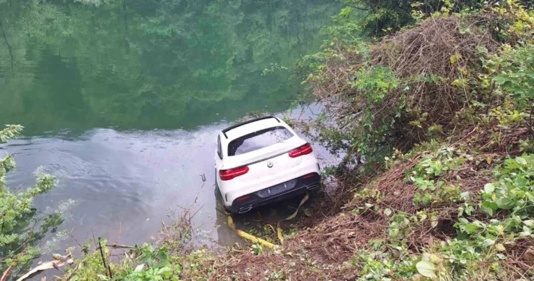 (FOTO) Da te duša zaboli: Skupocjeni Mercedes završio u Vrbasu, izvlačili ga vatrogasci