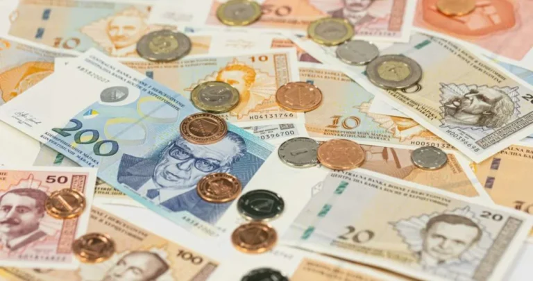 Malo radosti i za penzionere: Danas isplata penzija za juli, uz redovna primanja ide i dodatak