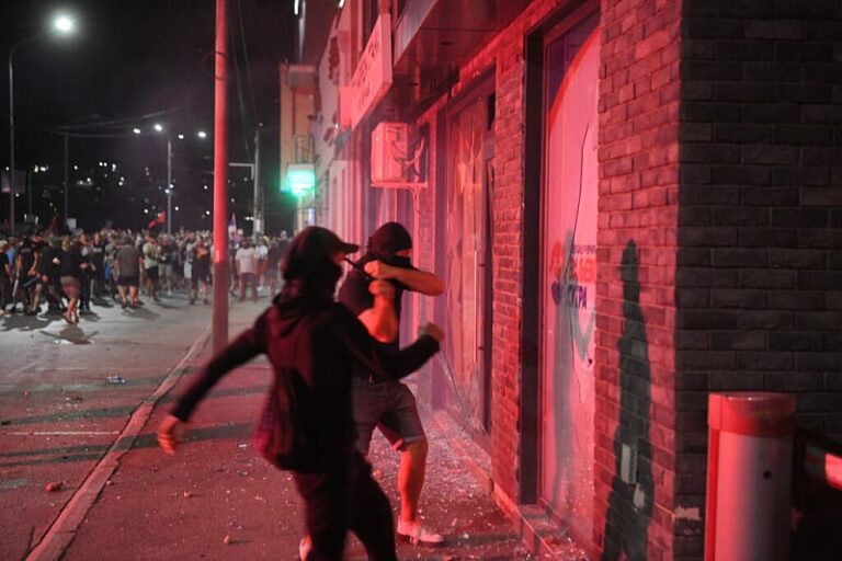 Demonstranti zapalili prostorije SNS-a u Valjevu, na Vulinovu sliku bacili crvenu farbu: “Vrijeme je da idete”