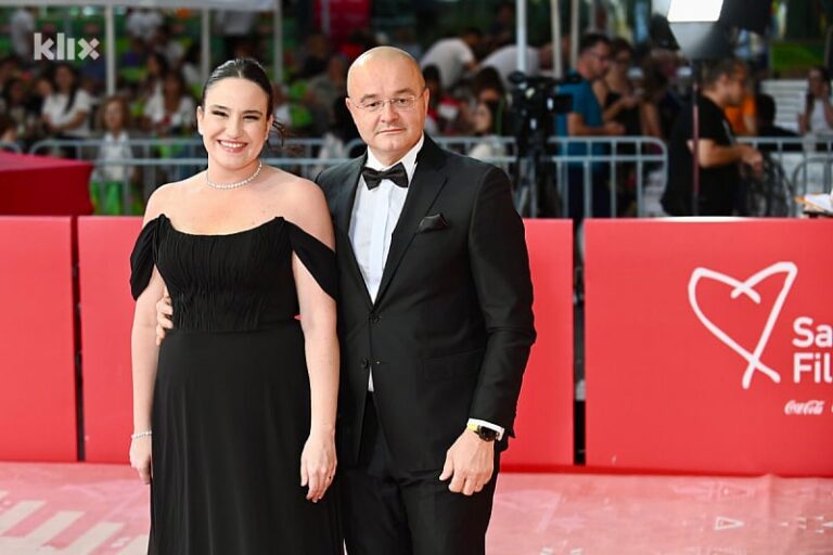 Benjamina Karić modno usklađena sa suprugom na crvenom tepihu: Nosila je korzet haljinu u crnoj boji