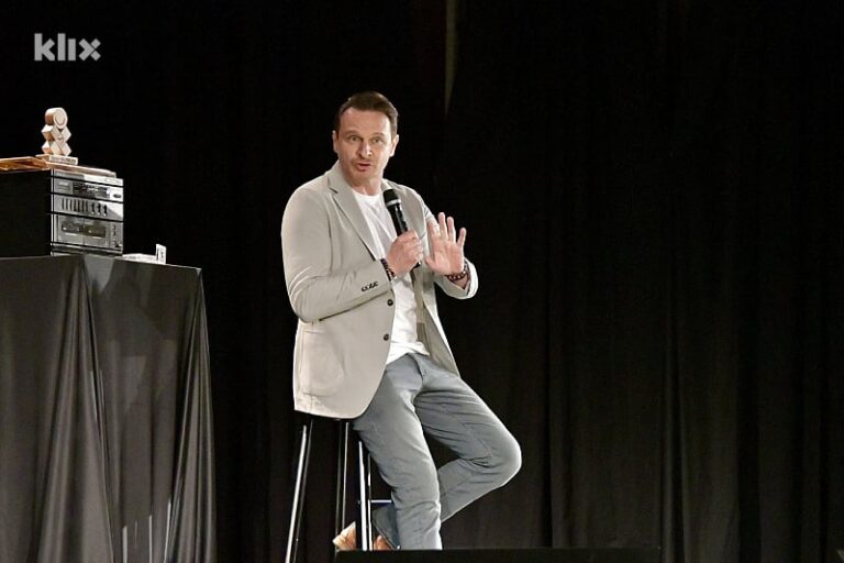 Enis Bešlagić i njegova autorska predstava “Da sam ja neko” stiže u kultnu Opera  House u Sydneyu