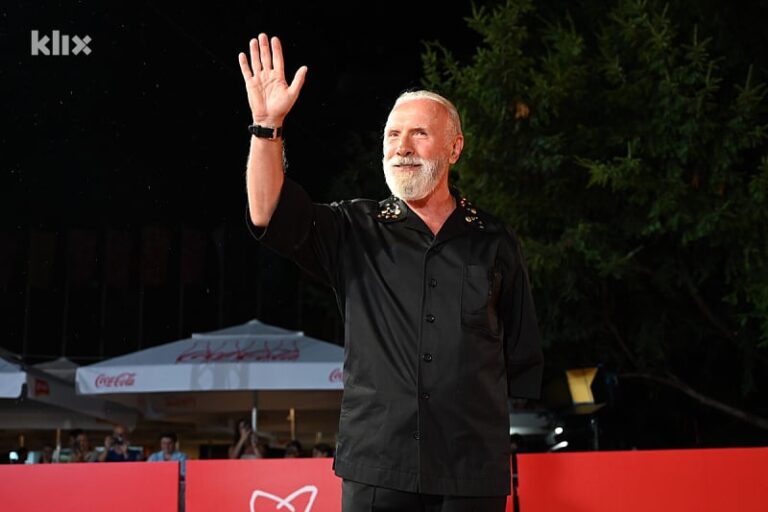 Dino Merlin prošetao crvenim tepihom SFF-a: “Kad čovjek zaradi mnogo para, onda ih potroši na umjetnost”