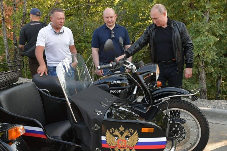 Putin poklonio motocikl Amerikancu na Aljasci nakon što ga je vidio da vozi sovjetski model