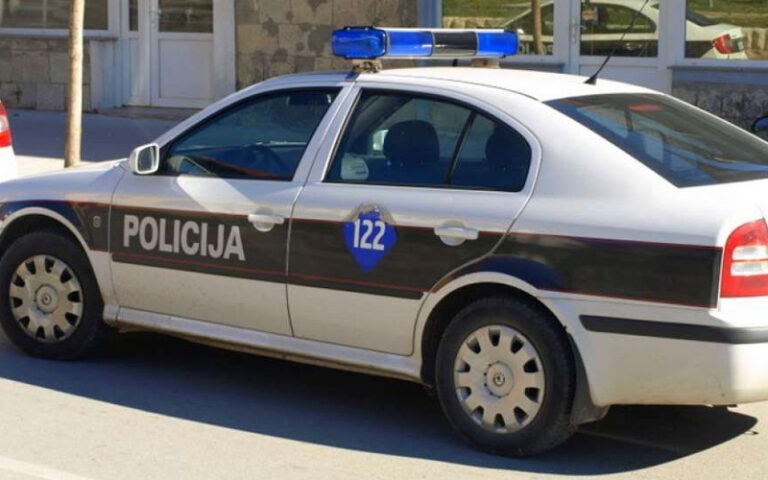 Muškarac (66) napao službenu osobu pa mu u kući pronašli arsenal oružja