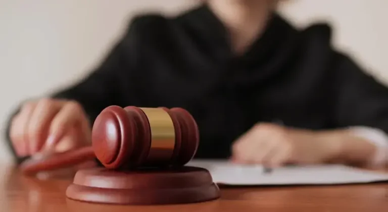 Glumac sam sebe branio u sudu uz pomoć ČetGPT-a: Mora da plati 3,5 miliona eura