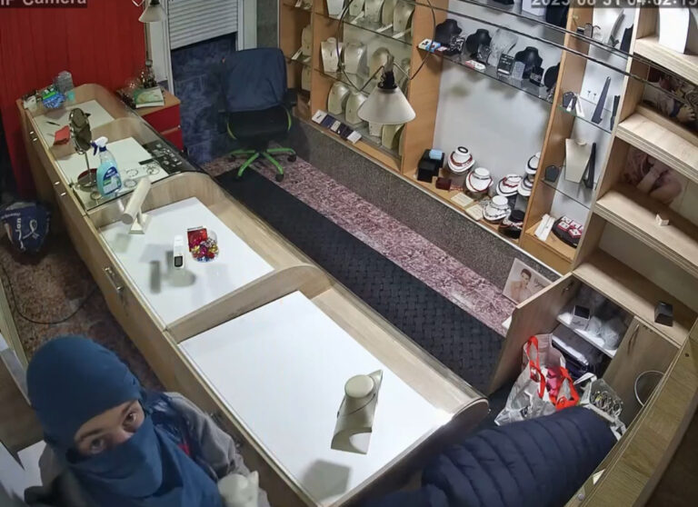 Blamaža lopova u Maglaju: Pljačkali zlataru 27 minuta, ostali bez sefa, a umjesto snimača odnijeli DVD plejer!