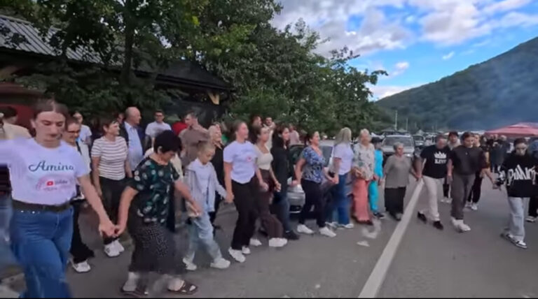 LUDNICA NA PROKOSIMA KOD FOJNICE: Najljepša djevojka povela kolo, sve pršti od pjesme i veselja! 