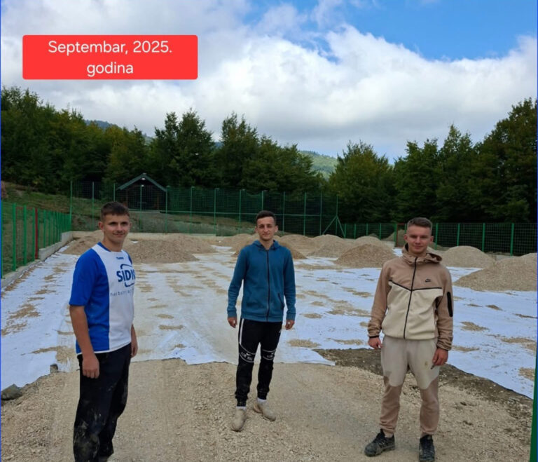 TROJICA DJEČAKA POSTALI HEROJI ZENICE: Godinama gradili teren za selo, danas su primjer cijeloj BiH!