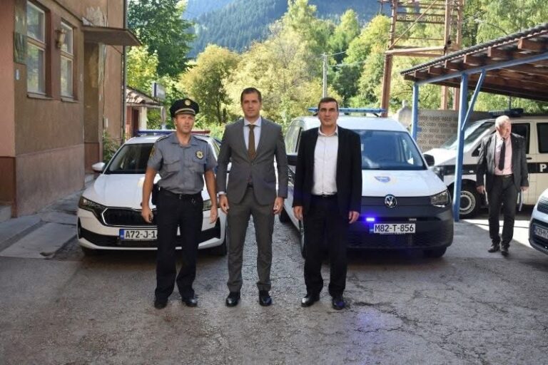 Ministar unutrašnjih poslova ZDK Emir Vračo i policijski komesar Admir Gazić posjetili policijske stanice u Olovu i Varešu