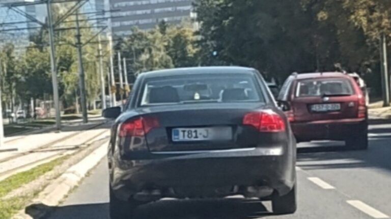 Bahata vožnja i neodgovorno ponašanje vozačice: Telefon u ruci i smeće kroz prozor