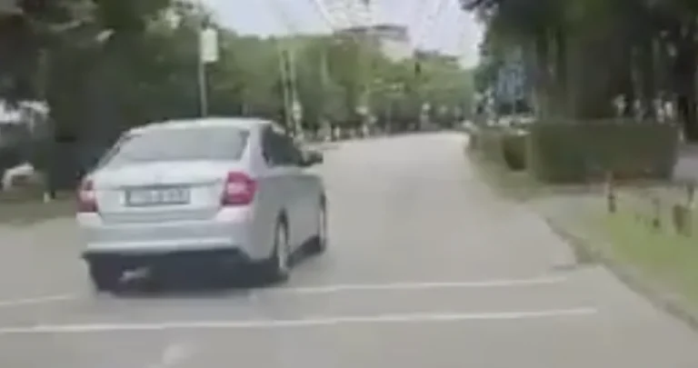 Divljak za volanom: Vozač u Banjoj Luci prošao kroz crveno i zamalo izazvao tragediju