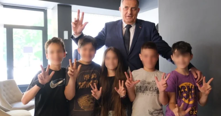 Dodik opet među mališanima – osmijesi, pedesetice i politika za njih, za RS!