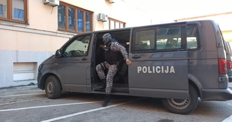 Epilog drame u bh. gradu: Prijetio, povrijedio policajce pa polupao stanicu, optužen je