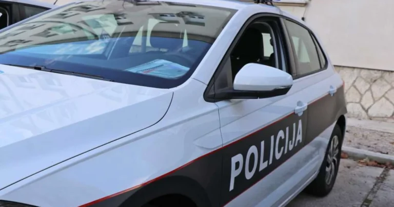 (FOTO) Automobil udario u betonski stub, jedna osoba poginula