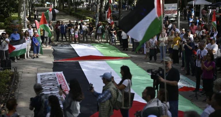 (FOTO) Zdravstveni radnici u Madridu protestvuju protiv izraelskog genocida u Gazi