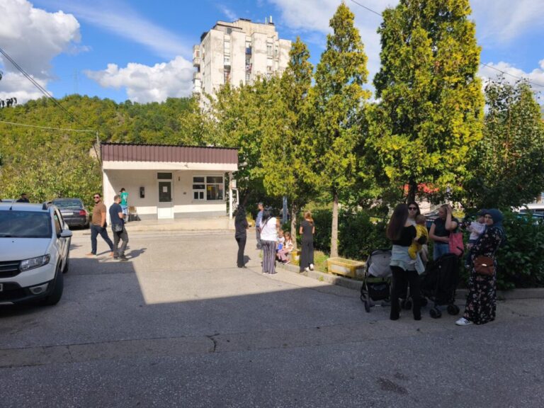 “Gdje vam je bilo vozilo te večeri?” – Protest roditelja ispred bolnice u Konjicu nakon smrti bebe