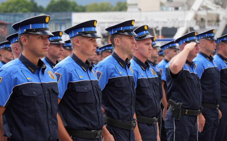 Građani više neće moći identifikovati policajce: Na novim uniformama više nema ime i prezime