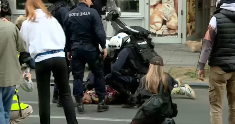 Haos već počeo na protestima širom Srbije: Privođenje kod RTS-a, letjele flaše i kamenice