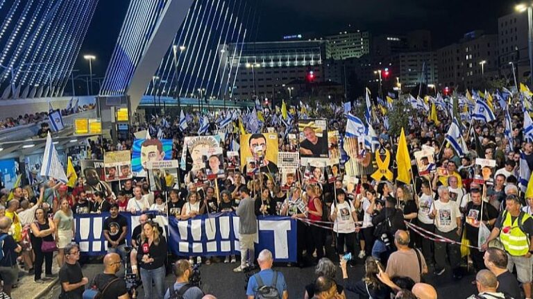 Hiljade Izraelaca protestuju u Jeruzalemu: Marširaju prema Netanjahuovoj rezidenciji, imaju poruka za Trampa