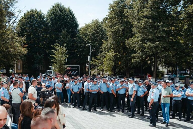Policajci izašli na proteste pred Osnovnim sudom u Banjoj Luci zbog napada na kolege