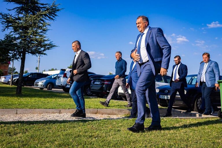 Dodikova slamka spasa između “ne” i “da”: Na vlast je došao obećavajući secesiju, tako i odlazi