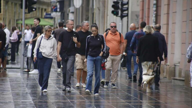Kiša nije omela mnoge turiste u razgledanju grada, ali i građane u šetnji