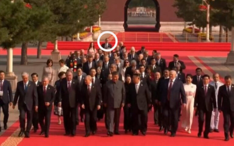 Srbi ismijavaju Vučića nakon što je snimljen na kraju kolone lidera u Pekingu: “Kao da ima šugu”