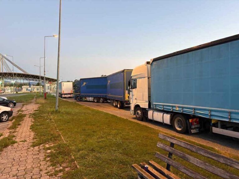 Vozači 19 kamiona dobili po 200 KM kazne jer su bili u blokadi na GP Rača